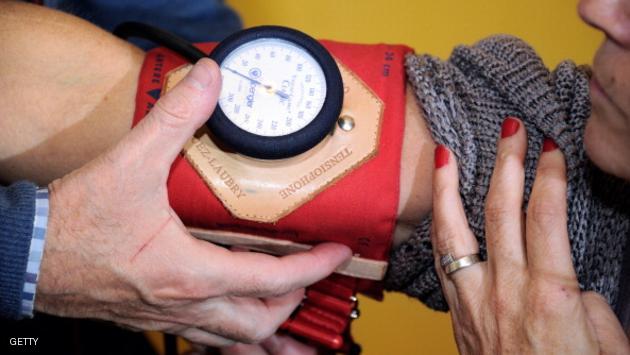 A doctor (R) examines a patient on September 25, 2012 in Godewaersvelde, northern France, during a medical check-up. AFP PHOTO PHILIPPE HUGUEN (Photo credit should read PHILIPPE HUGUEN/AFP/GettyImages)