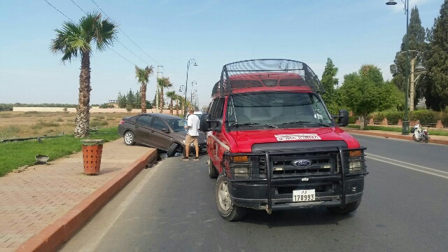 عاجل..بالصور..سيارة تسير بسرعة جنونية يقودها أجنبي وصديقته تصطدم بعمود كهرائي وتسقطه وهذا مصيرهما