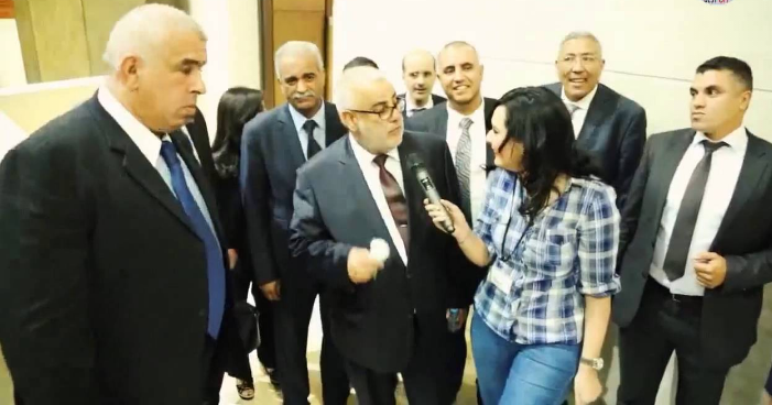 فيديو..صحافية تاتقشب على بن كيران وعطاتو وردة وقالت ليه غانتواحشوك شوفو باش جاوبها!