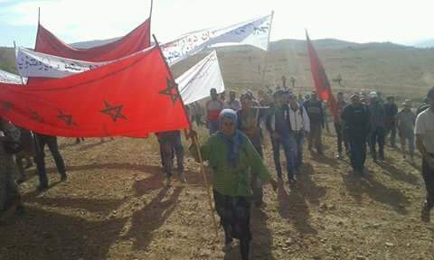 بالصور…العزلة والتهميش والحكرة تخرج ساكنة المغرب العميق في مسيرة على الأقدام في اتجاه مراكش لملاقاة الملك والقوات العمومية تمنعها