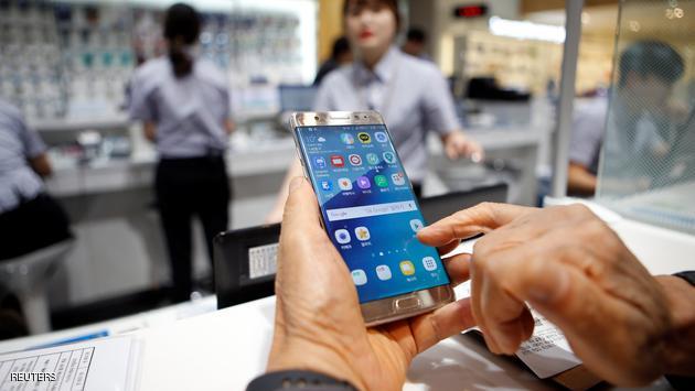 A customer uses his Samsung Electronics' Galaxy Note 7 as he waits for an exchange at company's headquarters in Seoul, South Korea, October 13, 2016. REUTERS/Kim Hong-Ji