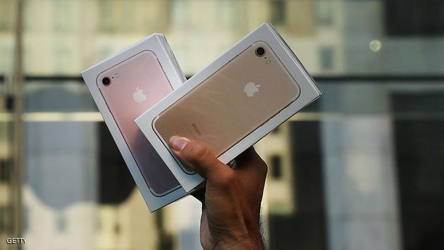 NEW YORK, NY - SEPTEMBER 16: One of the first customers to buy a new iPhone walks out of an Apple store in Manhattan on September 16, 2016 in New York City. People around the globe waited in long lines to be among the first to purchase both the iPhone 7 and the iPhone 7 Plus. The phones offer longer battery life, faster browsing, a better camera and do not have a traditional headphone jack. (Photo by Spencer Platt/Getty Images)