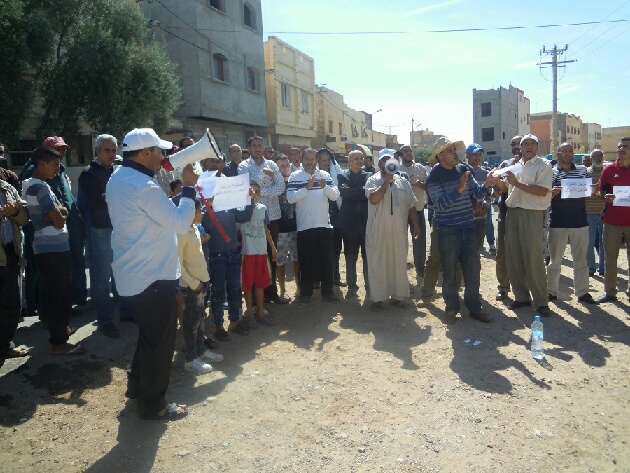 مسيرة احتجاجية بالسيارات بأبي الجعد تطالب باصلاح الطريق وتستنكر تماطل المسؤولين