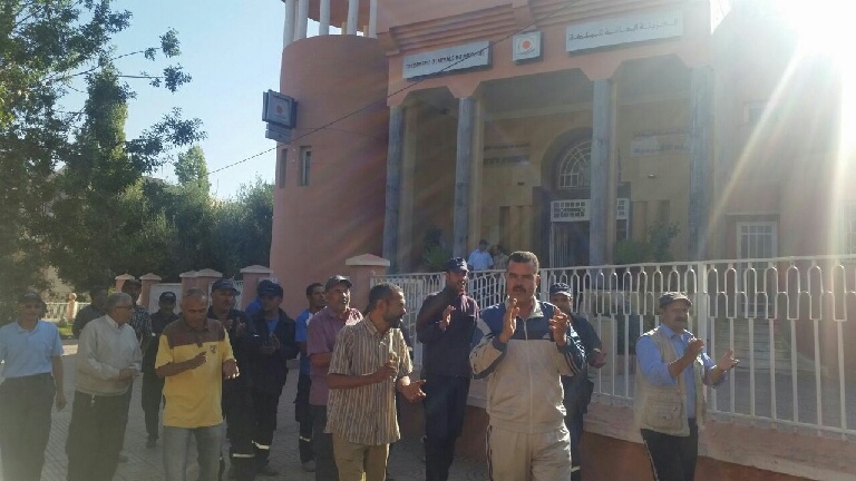 عمال بلدية بني ملال بقطاع اﻷغراس واﻷشغال البلدية يحتجون أمام الخزينة ويطالبون بحقوقهم المشروعة