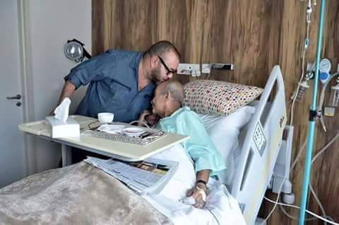 صورة اليوم بامتياز..الملك يزور الزعيم السياسي عبد الرحمان اليوسفي بالمستشفى ويقبل رأسه