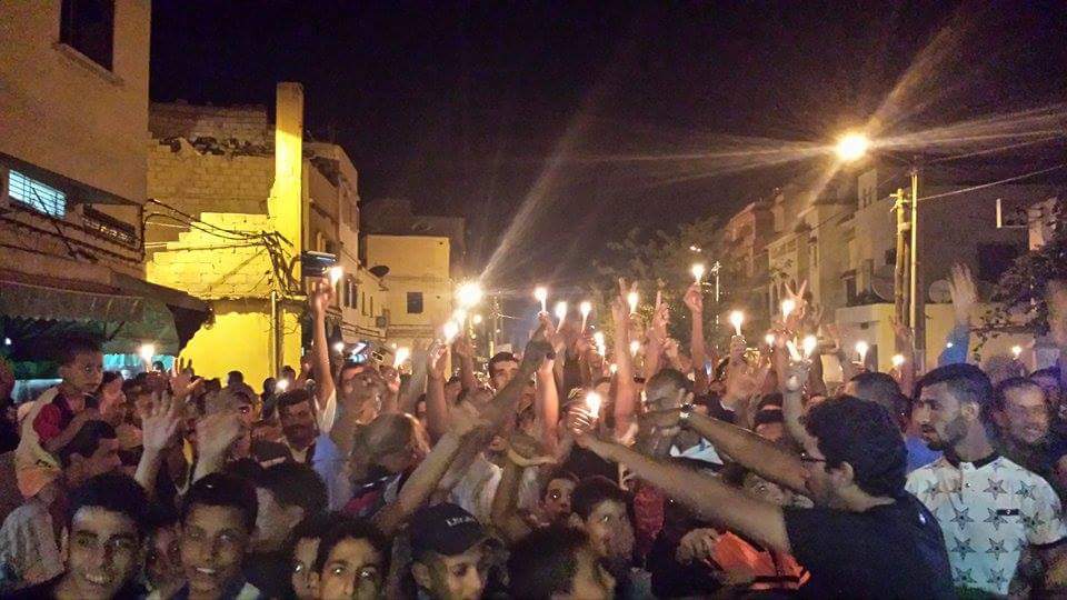 عاجل.مامفاكينش ..مسيرة بالشموع لعدد من ساكنة أحياء بني ملال ومحتجون على غلاء الماء والكهرباء يهددون بالاعتصام