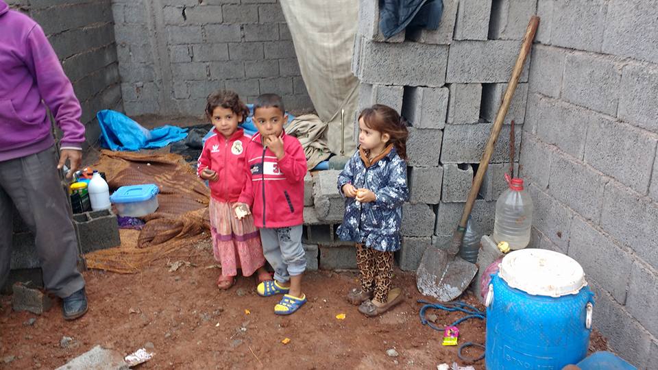 صورة اليوم..خودوا أراضي خدام الدولة وبسطوا لهم القوانين وساعدوهم لبناء قبر حياتهم