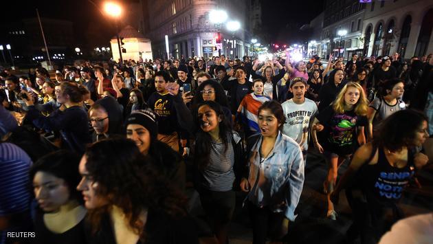 Protesters against president-elect Donald Trump march peacefully through Oakland, California, U.S., November 9, 2016. A separate group earlier in the night set fire to garbage bins and smashed multiple windows. REUTERS/Noah Berger