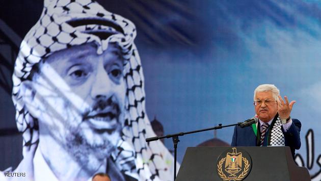 Palestinian President Mahmoud Abbas gestures as he delivers a speech during a rally marking the 12th anniversary of Palestinian leader Yasser Arafat's death, in the West Bank city of Ramallah November 10, 2016. REUTERS/Mohamad Torokman