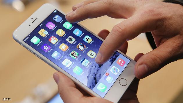 BERLIN, GERMANY - SEPTEMBER 19: A shopper ltries out the new Apple iPhone 6 at the Apple Store on the first day of sales of the new phone in Germany on September 19, 2014 in Berlin, Germany. Hundreds of people had waited in a line that went around the block through the night in order to be among the first people to buy the new smartphone, which comes in two versions: the Apple iPhone 6 and the somewhat larger Apple iPhone 6 Plus. (Photo by Sean Gallup/Getty Images)