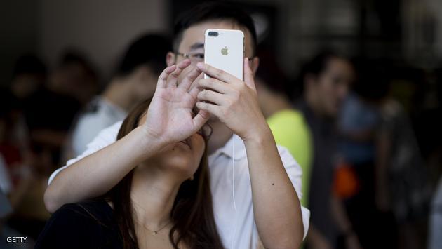 TOPSHOT - A Chinese couple tests the new iPhone 7 during the opening sale launch at an Apple store in Shanghai on September 16, 2016.
With new iPhones hitting the markets on September 16, Apple is seeking to regain momentum and set new trends for the smartphone industry and tech sector. / AFP / JOHANNES EISELE (Photo credit should read JOHANNES EISELE/AFP/Getty Images)