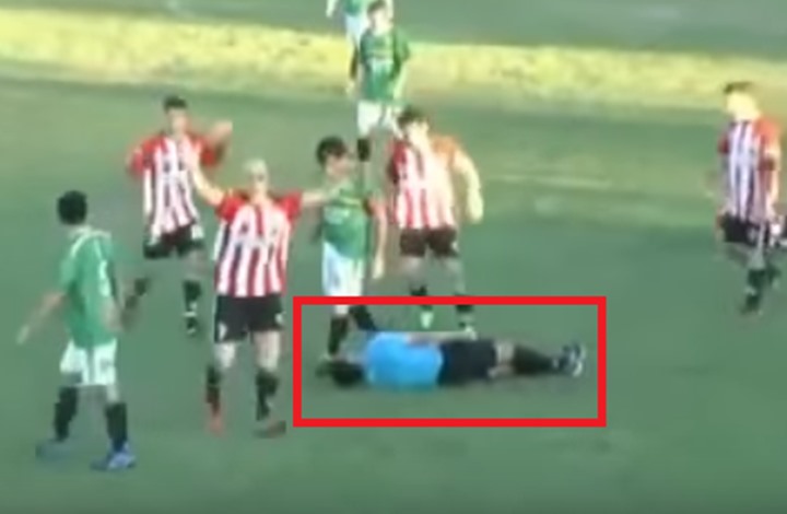 فيديو صادم…لحظة وفاة حكم على أرضية الملعب بعدما تلقى ضربة قاضية من لاعب