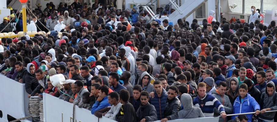 عوتاني شوية وتكون فاجعة … إنقاذ أزيد من 250 مغربي في عرض المتوسط، والسلطات الإيطالية تمنحهم سبعة أيام للمغادرة