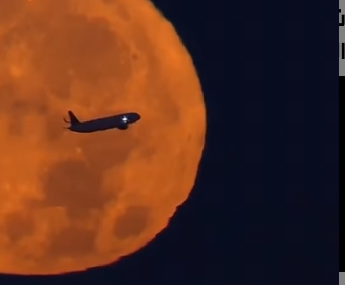 شاهد فيديو رائع لطائرة تخترق القمر العملاق