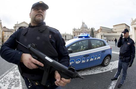 Una pattuglia della Polizia di Stato in assetto di allerta a protezione degli obiettivi sensibili per terrorismo di fronte piazza San Pietro, Roma, 9 gennaio 2015. ANSA/CLAUDIO PERI