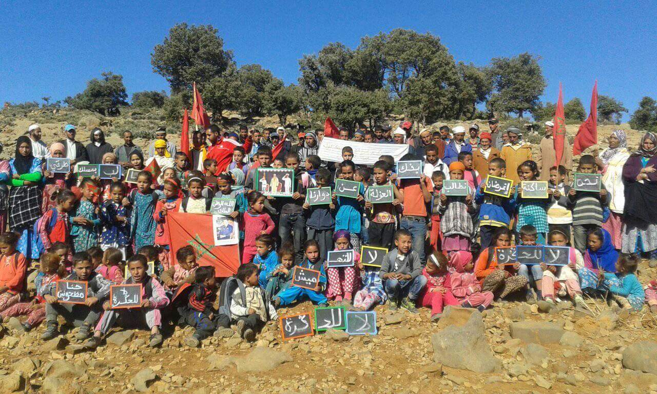 صورة اليوم … مطالب لخصتها ساكنة الجبل بألواح أطفالهم المدرسية