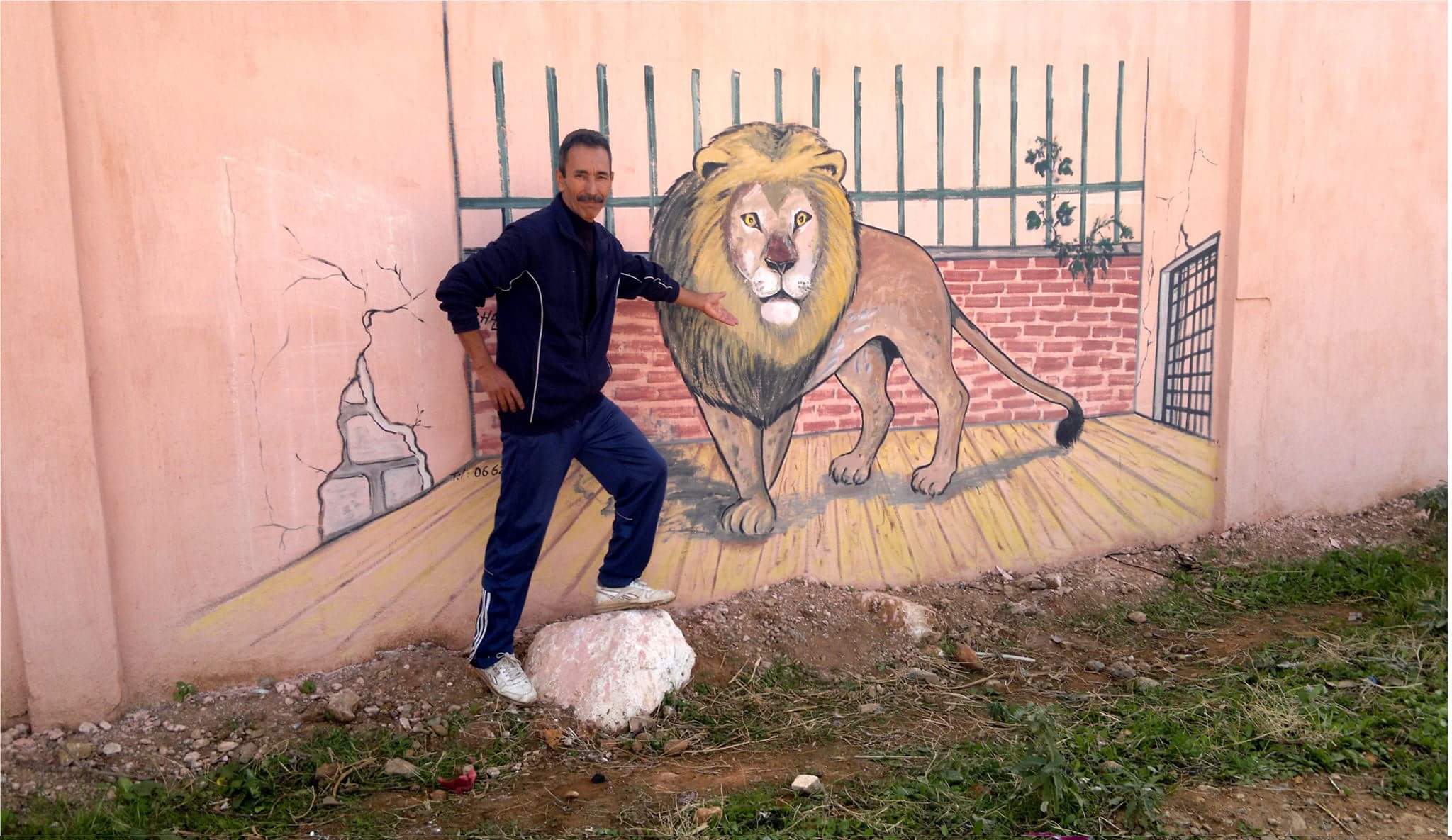 صورة اليوم… الزميل الفنان عبد العزيز هنو يرسم لوحة رائعة على جدار معصرة ببني ملال