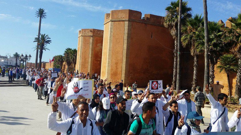 بعد انطلاق مسيرة على الأقدام من مراكش للدار البيضاء لأطر 10 الاف إطار والي جهة مراكش يتدخل ويفتح الحوار والمحتجين يقبلون -بلاغ-
