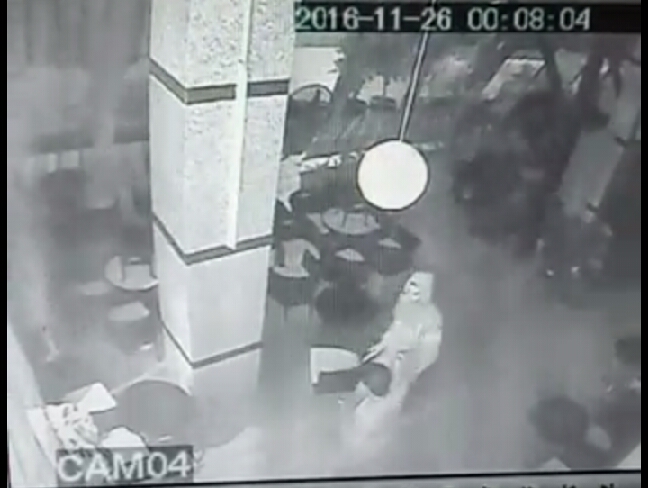 انفراد وخطير بالفيديو… شاهد كيف سرق لصوص حارس ليلي تحت الضرب بالسلاح الأبيض و”تاكسي نيوز” تكشف هويتهم