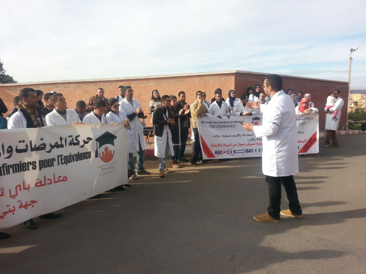 بالفيديو … الممرضين والممرضات يحتجون أمام ولاية جهة بني ملال على وزارة الصحة ويرفعون شعارات قوية