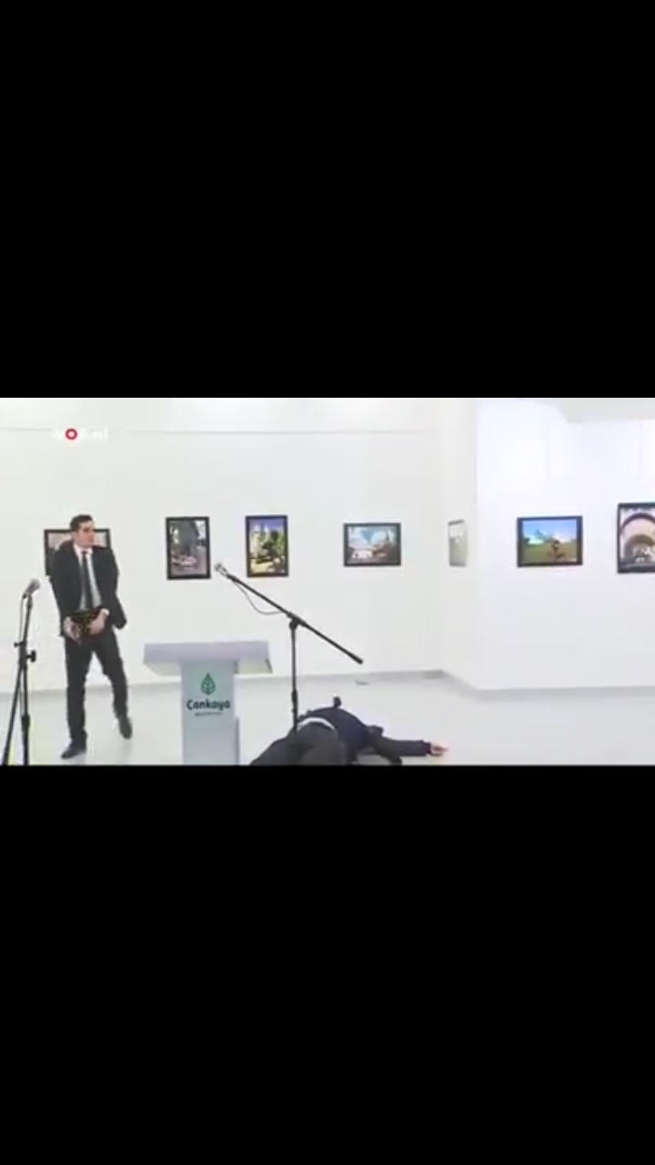 بالفيديو… شرطي تركي يقتل على بالرصاص الحي على المباشر سفير روسيا بأنقرة بسبب “حلب” السورية