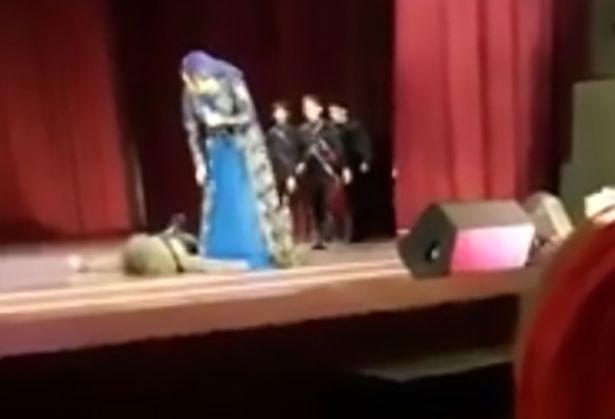 شاهد بالفيديو الموت كم هو قريب… راقص يسقط على المسرح جثة هامدة وسط تصفيق الجمهور