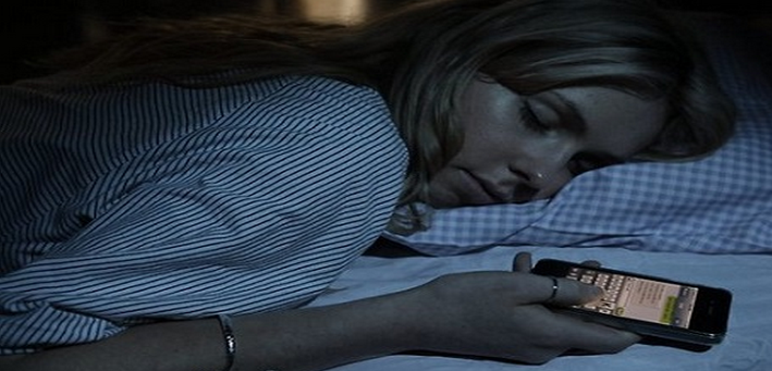 انتبهوا… دراسة تحدد الخطر الحقيقي للهاتف قبيل النوم