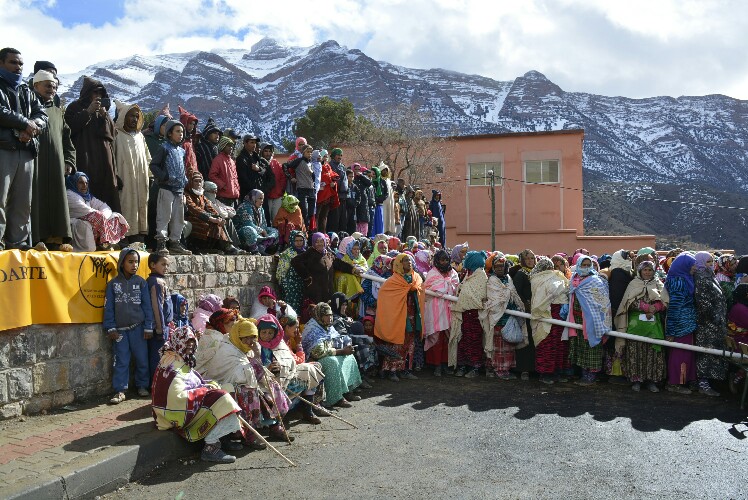 العقبة لجبال بني ملال… 2000عائلة تستفيد من مساعدات مؤسسة محمد الخامس للتضامن بأنركي و أيت أمديس بأزيلال