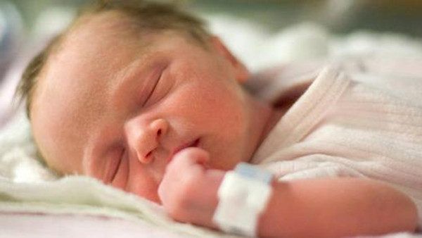 نوم الرضع في غرفة آبائهم يحد من حالات موتهم المفاجئ وهاكيفاش
