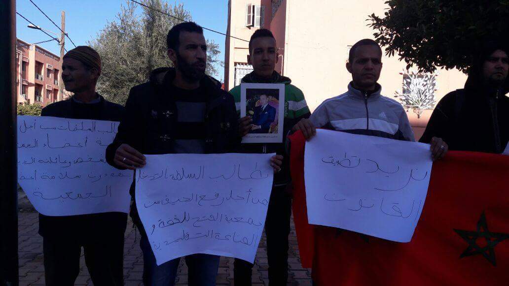 وقفة احتجاجية لأصحاب الفضة أمام ولاية أمن بني ملال تطالب بتطبيق القانون ونائب الوالي يفتح الحوار -الصور-