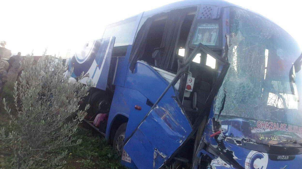 ياربي السلامة… حادثة بين شاحنة وحافلة لنقل الركاب تمر عبر بني ملال ونقل الضحايا للمستشفى