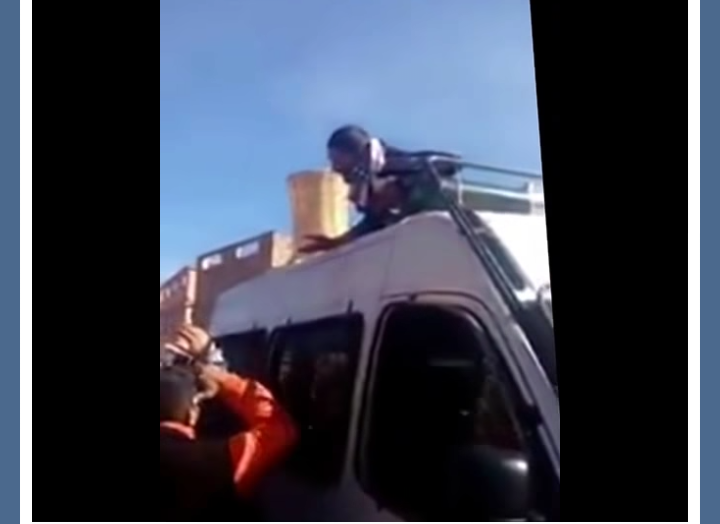 فيديو… بائع جائل يضرب جسده بسكين ويحتج فوق سيارة الأمن