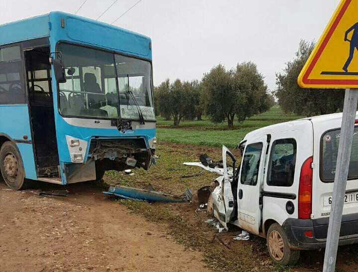 دقة تابعة دقة وشكون يحد كسايد طوبيسات… مرة أخرى حادثة خطيرة بين حافلة زرقاء وسيارة كونكو وخسائر فادحة -الصور-