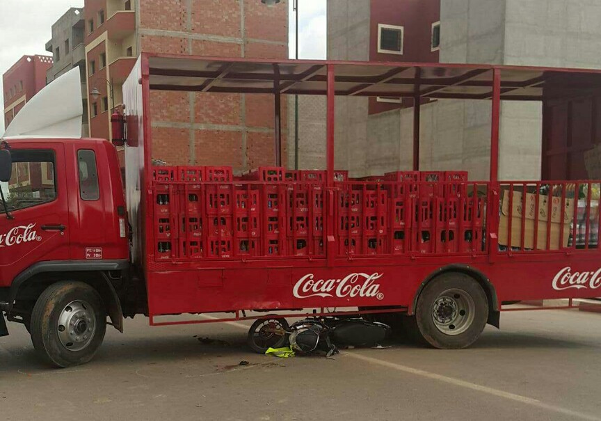 عاجل… ياربي سلامة… شاحنة كوكا كولا تتسبب في حادثة سير خطيرة ونقل الضحية بين الحياة والموت