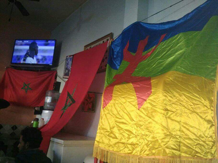 رفع العلم الأمازيغي بمقهى يثير حفيظة عون سلطة وقائد وشباب أمازيغي يستغرب ويتساءل -الصورة-