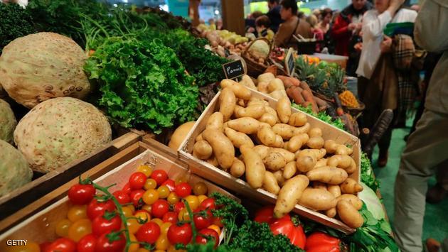 People watch potatoes, tomatoes, salads and other vegetables on February 27, 2017 at the Agriculture Fair in Paris. / AFP PHOTO / Jacques DEMARTHON (Photo credit should read JACQUES DEMARTHON/AFP/Getty Images)