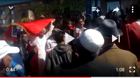 فضيحة بالفيديو… مواطنين يحتجون أمام ولاية جهة بني ملال على “الخنز”  لواد الحار والمسؤولين يرفضون الحوار