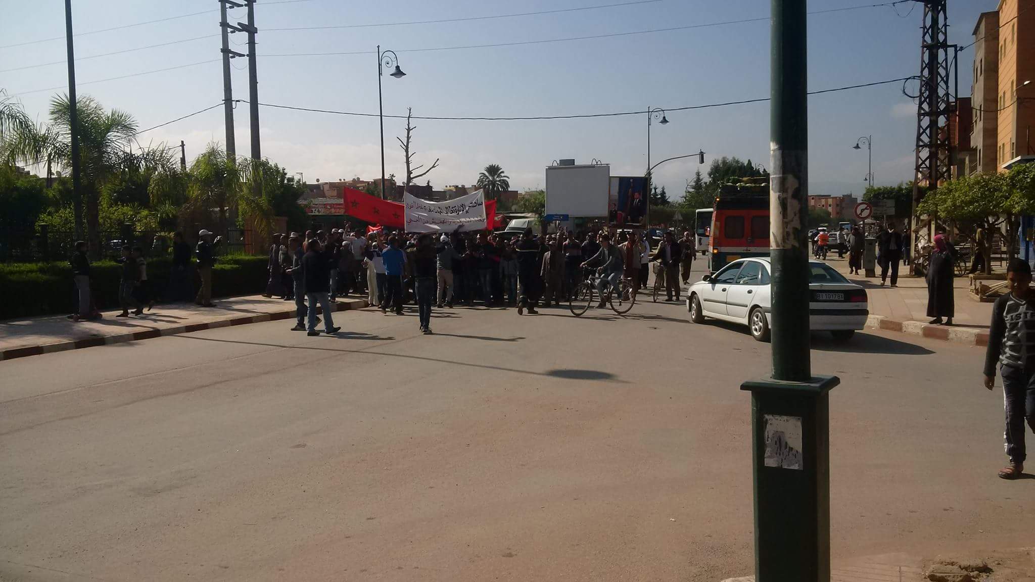 عاجل… مسيرة على الأقدام من سوق السبت نحو عمالة الفقيه بن صالح والقوات العمومية تحاصرها