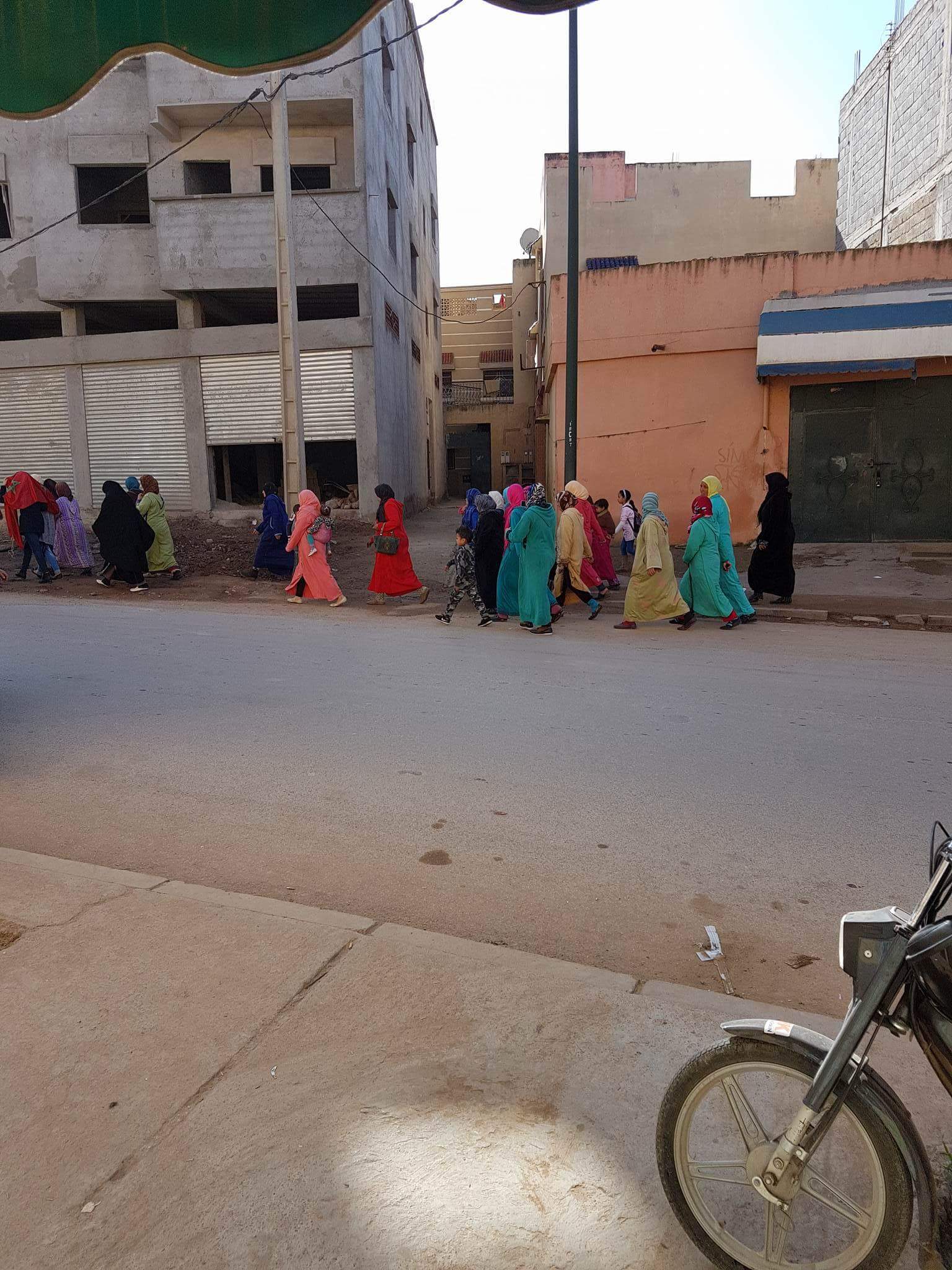 نساء أولاد عياد يخرجن للاحتجاج ويتوجهن بمسيرة نحو عمالة بني ملال