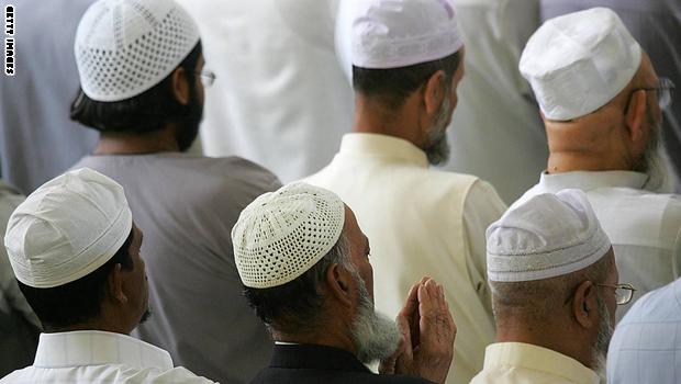 London, UNITED KINGDOM: British muslims pray during Friday prayer at the East London mosque, 15 July 2005. Whorshippers prayed for the victims of the four suicide bombs of last 07 July 2005 that killed at least 53 and wound hundreds in London. AFP PHOTO/ODD ANDERSEN (Photo credit should read ODD ANDERSEN/AFP/Getty Images)