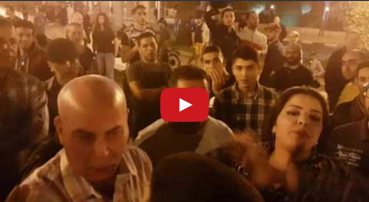 بالفيديو… فتاة تهاجم محتجين بشكل هستيريا وتصرخ :”عاش الملك “
