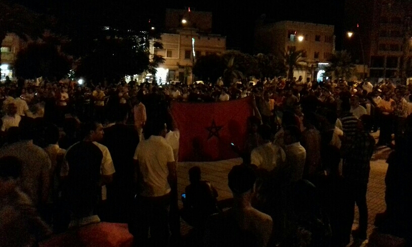 وقفة احتجاجية ببني ملال تضامنا مع الزفزافي وحراك الريف والعلم الوطني يميزها