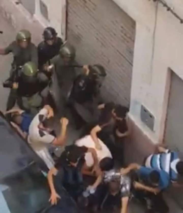 إصابات واعتقالات للمحتجين والمحتجات بشوارع الحسيمة والأمن يقر باصابة 39 من عناصره – فيديو-