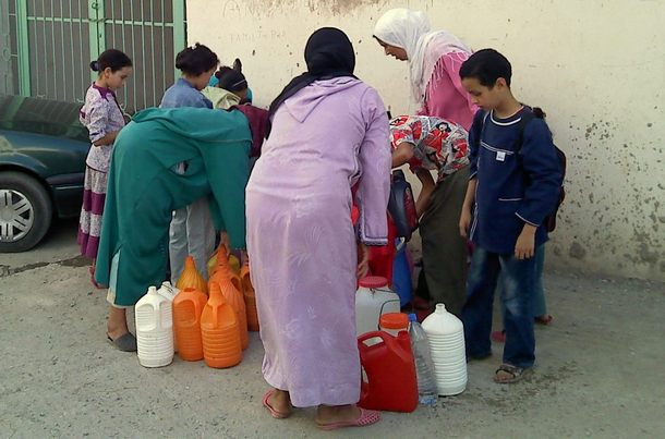 نموتو بالصهد ونزيدوها حتى بقطيع لما… انقطاع الماء في عز الحر يخرج ساكنة اولاد بوبكر للاحتجاج وأحياء ببني ملال تشتكي هي الأخرى