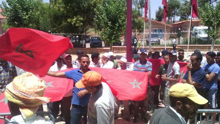 منخرطو جمعية ورﻻغ للماء يحتجون أمام مقر عمالة أزيلال والسلطات تفتح معهم الحوار