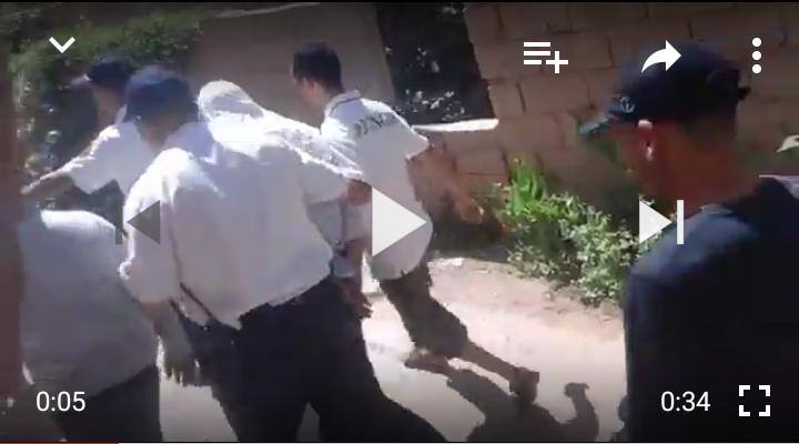فيديو للحظات اخراج الملقب ب” الغول” بعد اختطافه واحتجازه الطفلة الزوهرية ذات 9 سنوات بمنزله ببني ملال