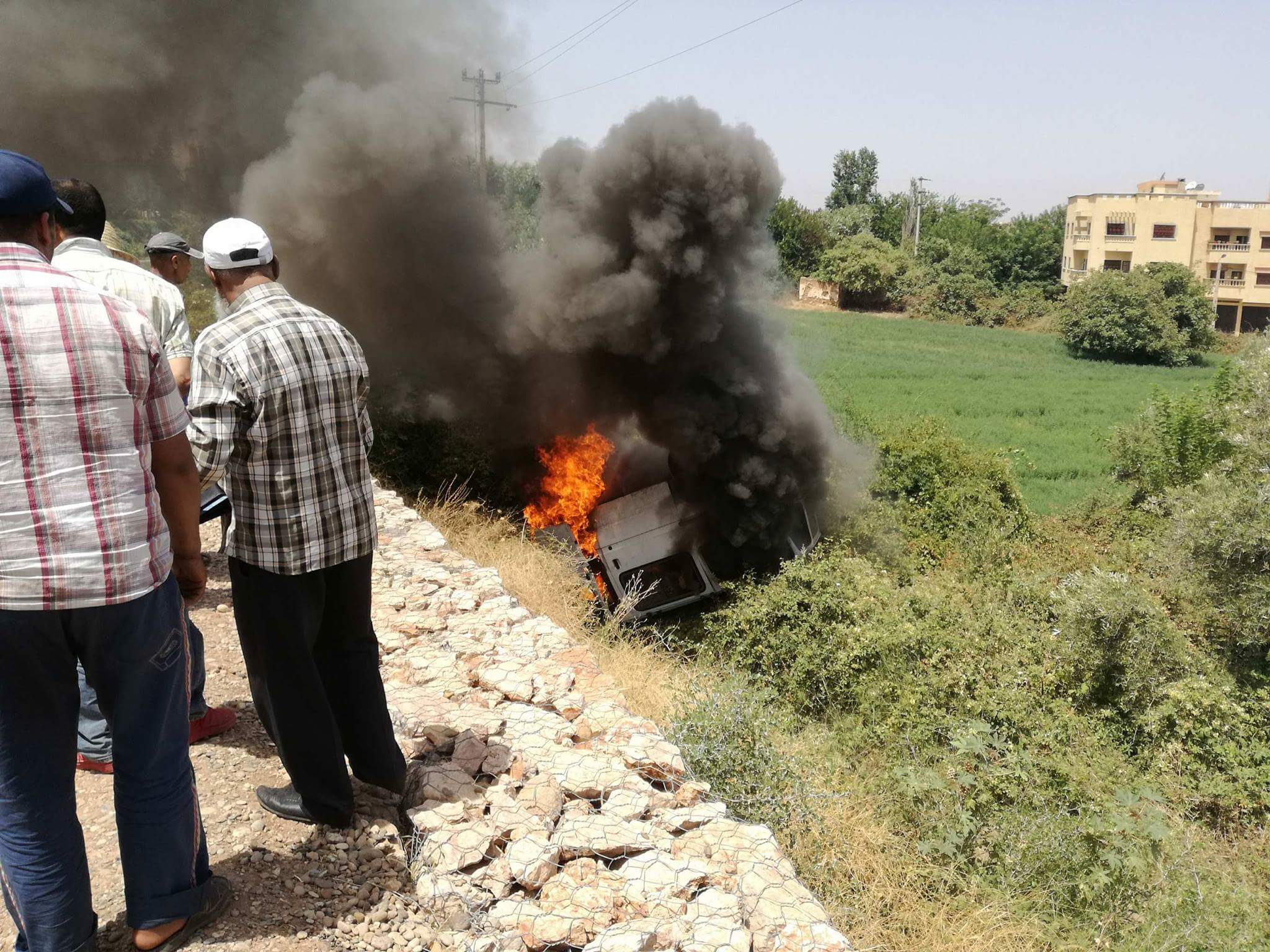 مآساة… أولى صور انقلاب سيارة مرقمة بالخارج ببني ملال واحتراقها بالكامل أمام أعين صاحبها الذي نجى بأعجوبة  