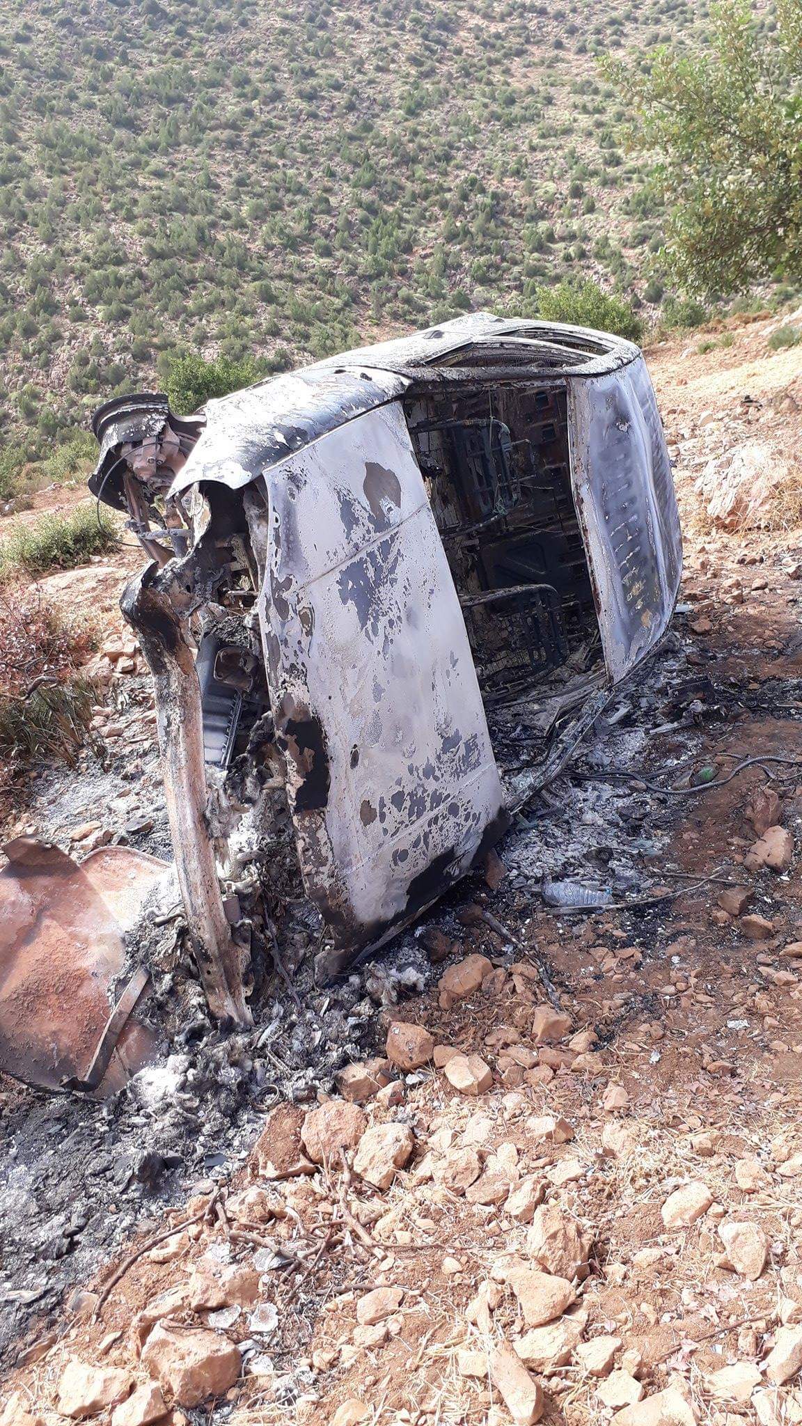 انقلاب سيارة خفيفة بجبال أزيلال والنيران تلتهمها بالكامل ونجاة سائقها -الصور-