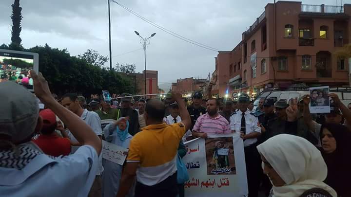 وقفة احتجاجية تحمل الشموع لهيئات حقوقية وأسرة السجين المتوفى تطالب بفتح تحقيق -فيديو-
