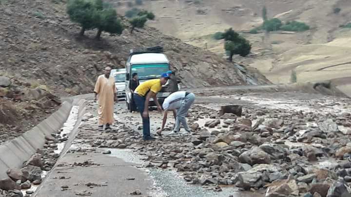 عاصفة رعدية بتيلوكيت تقطع الطريق في وجه المركبات ومواطنون يتدخلون ووزارة التجهيز خارج التغطية 